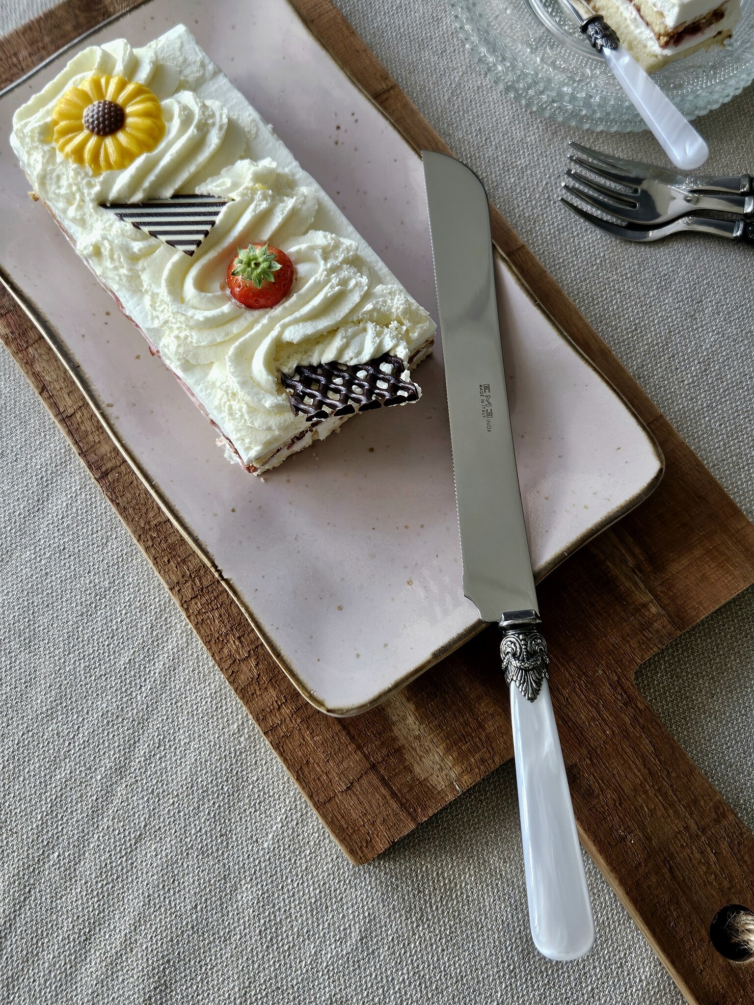 Cake Knife / Breadknife, with White handle (mother-of-pearl sheen)