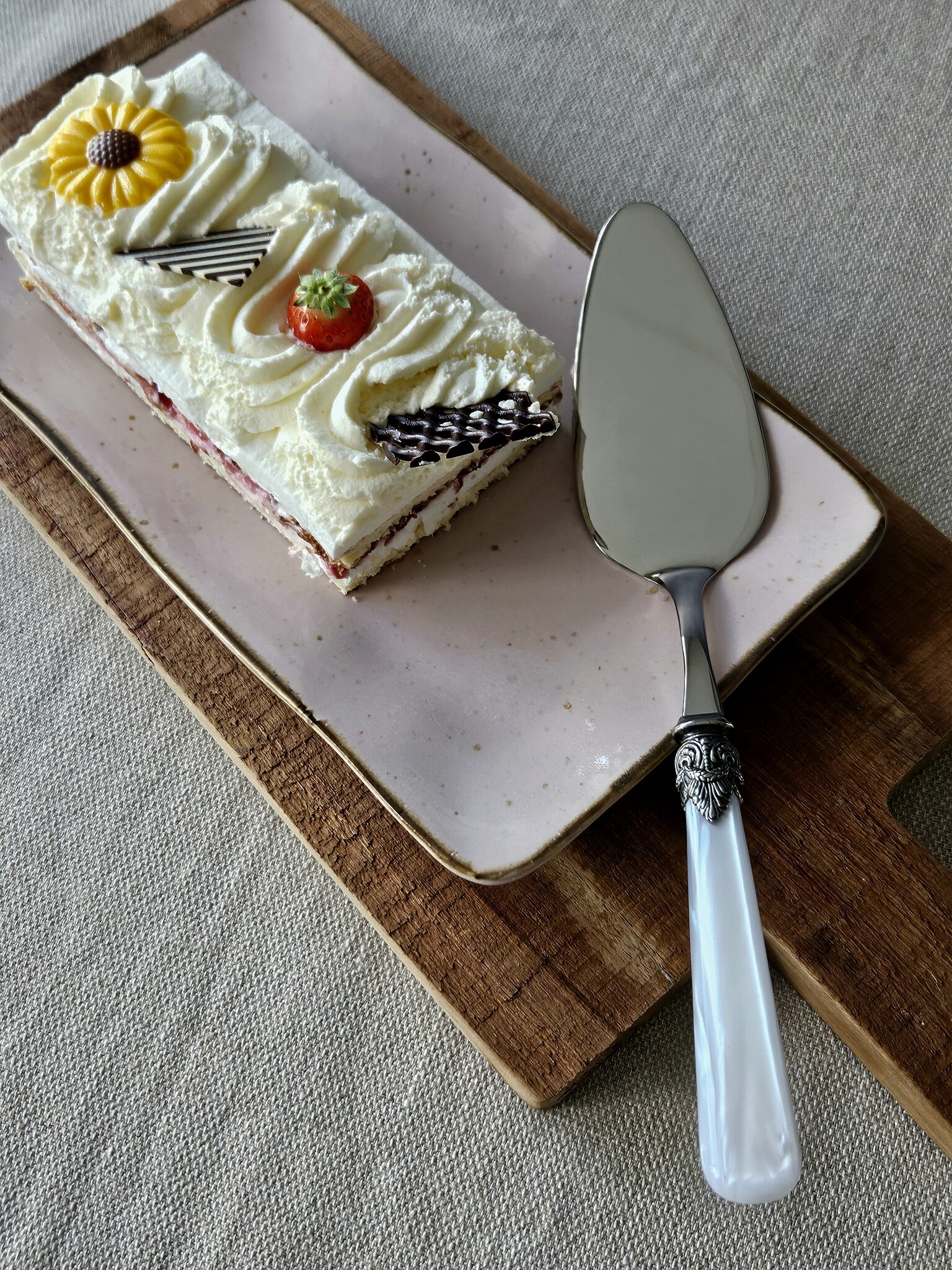 Cake server, White (mother-of-pearl sheen)