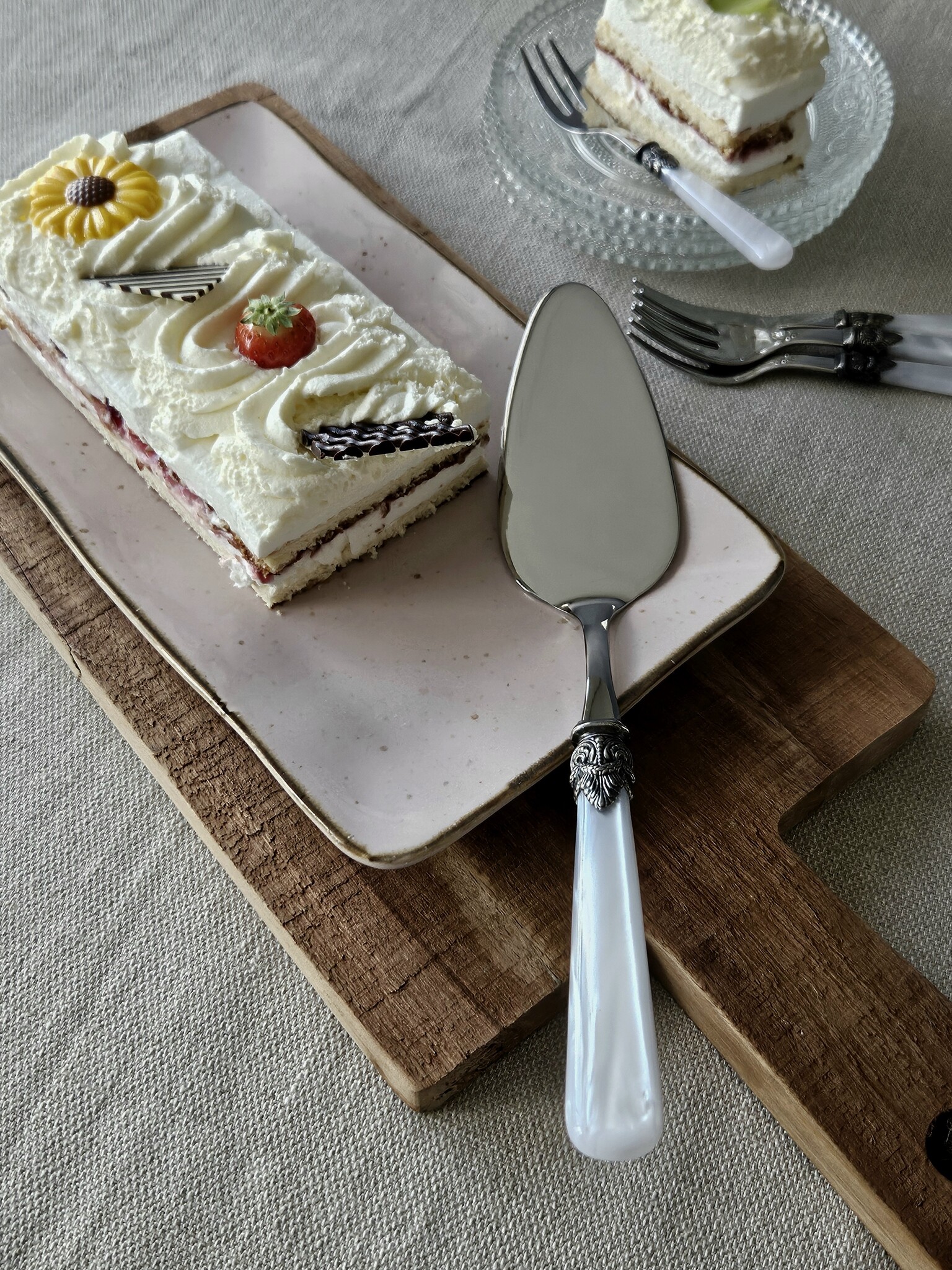 Cake server, White (mother-of-pearl sheen)