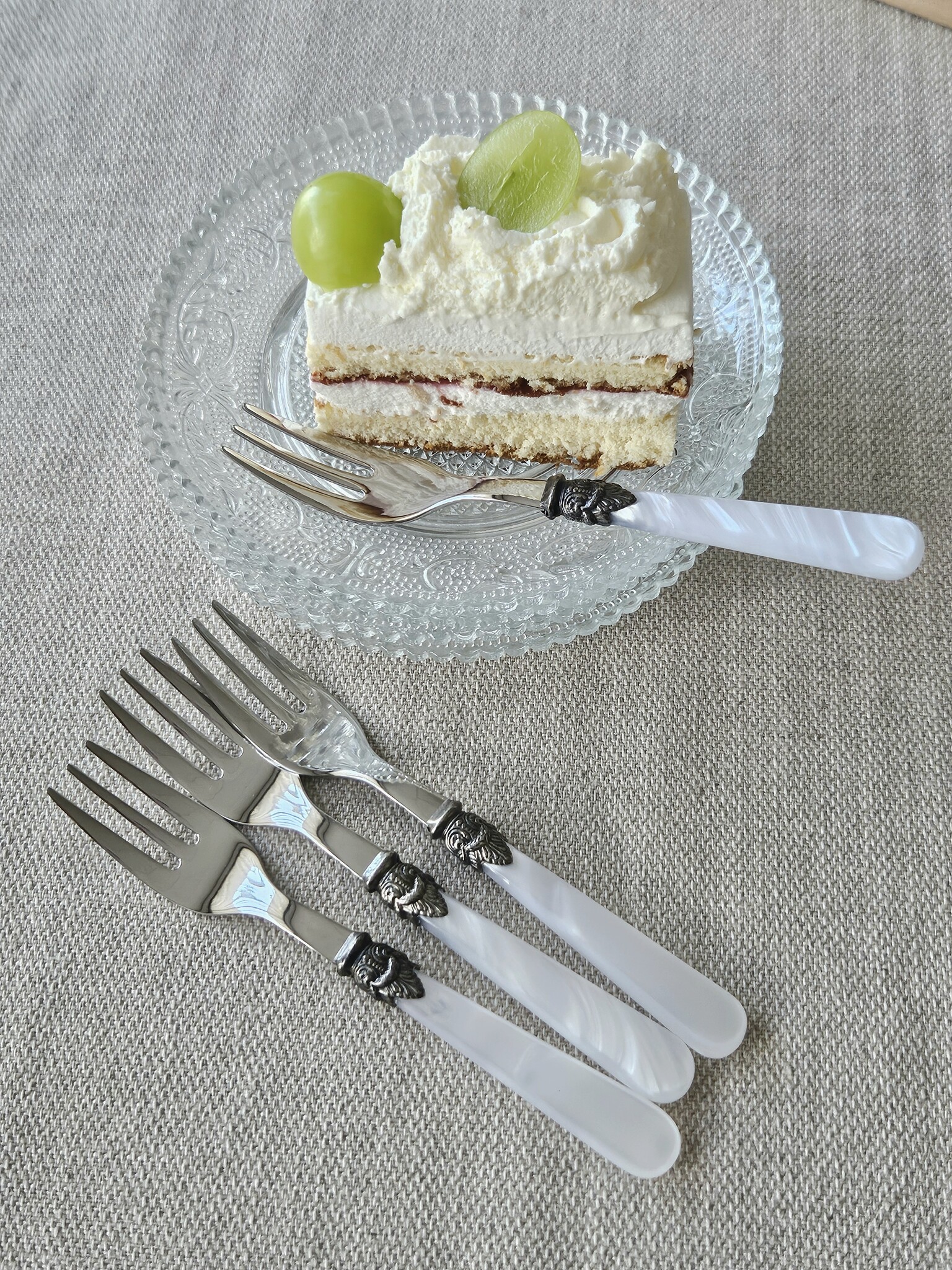 Cake fork, White (mother-of-pearl sheen)