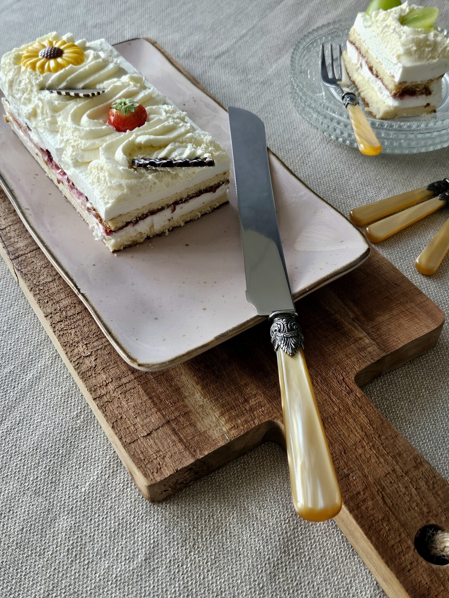 Cake Knife / Breadknife, with Honey Gold handle (mother-of-pearl sheen)