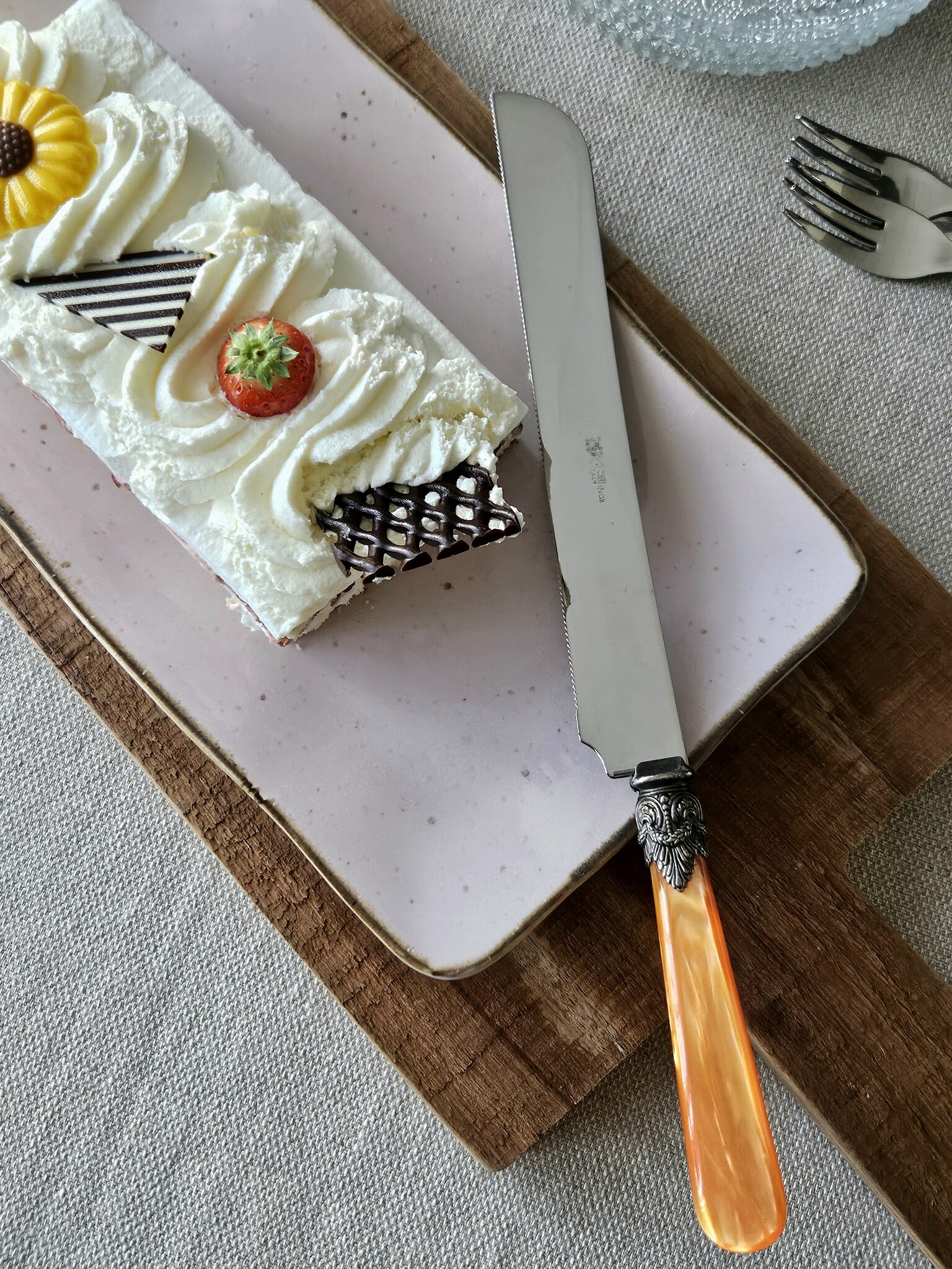 Tortenmesser / Brotmesser, mit Orangem Griff (perlmuttglanz)