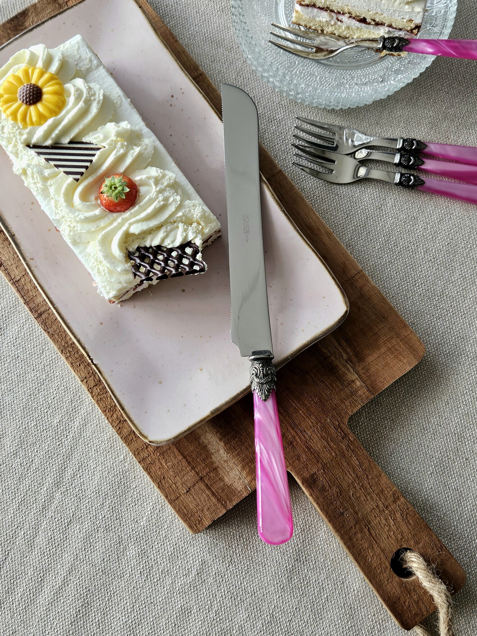Cuchillo para pan / Cuchillo de Tarta, con mango Fucsia (brillo nácar)