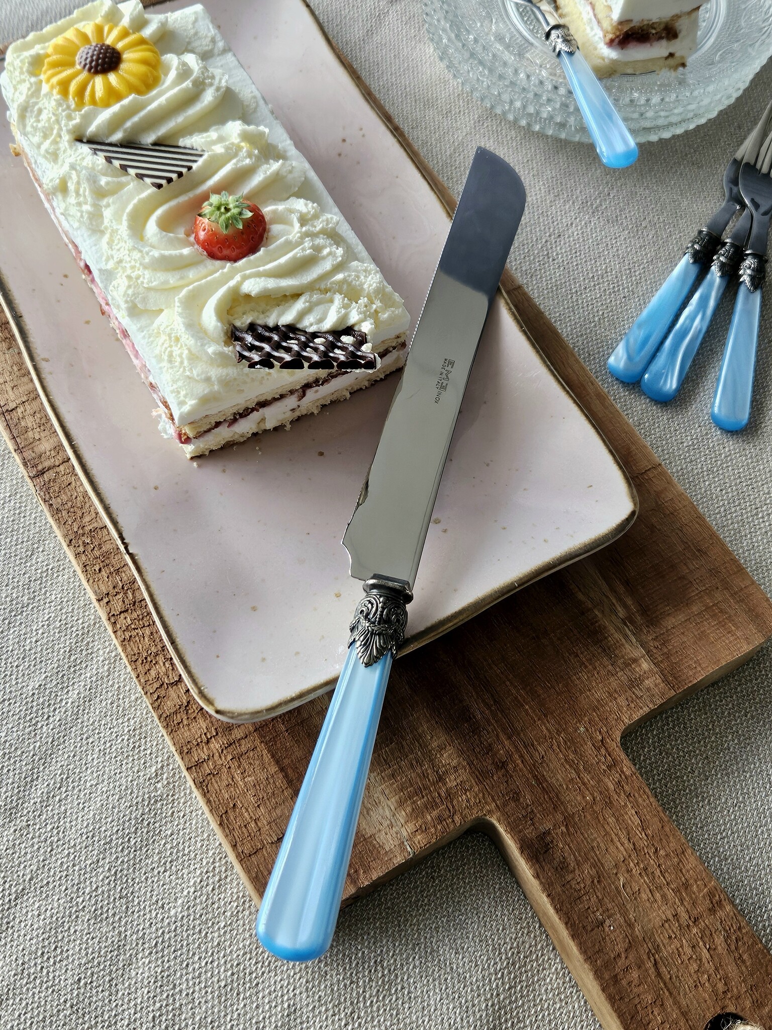 Tortenmesser / Brotmesser, mit hellblauem Griff (perlmuttglanz)