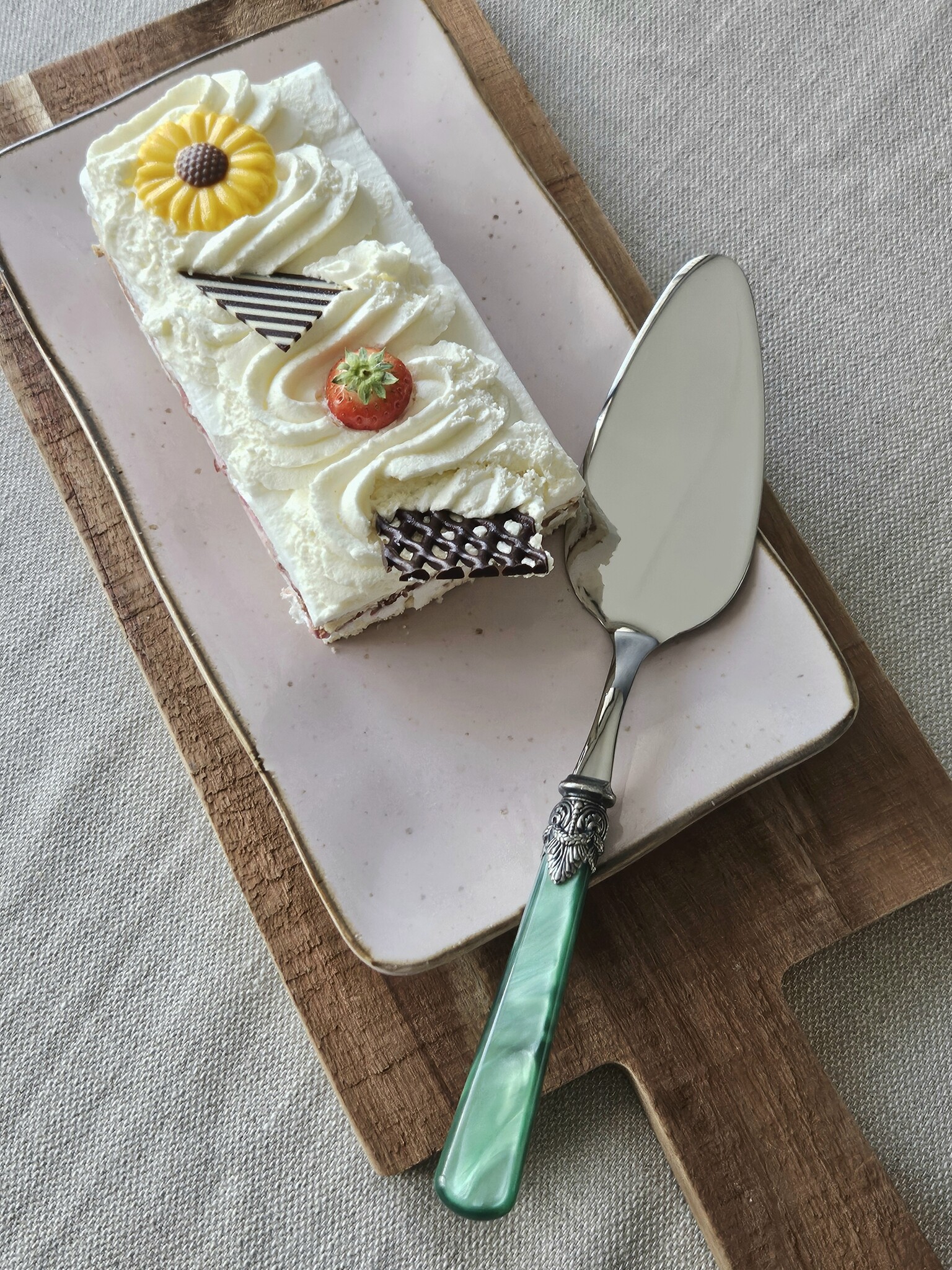 Cake server, Green (mother-of-pearl)