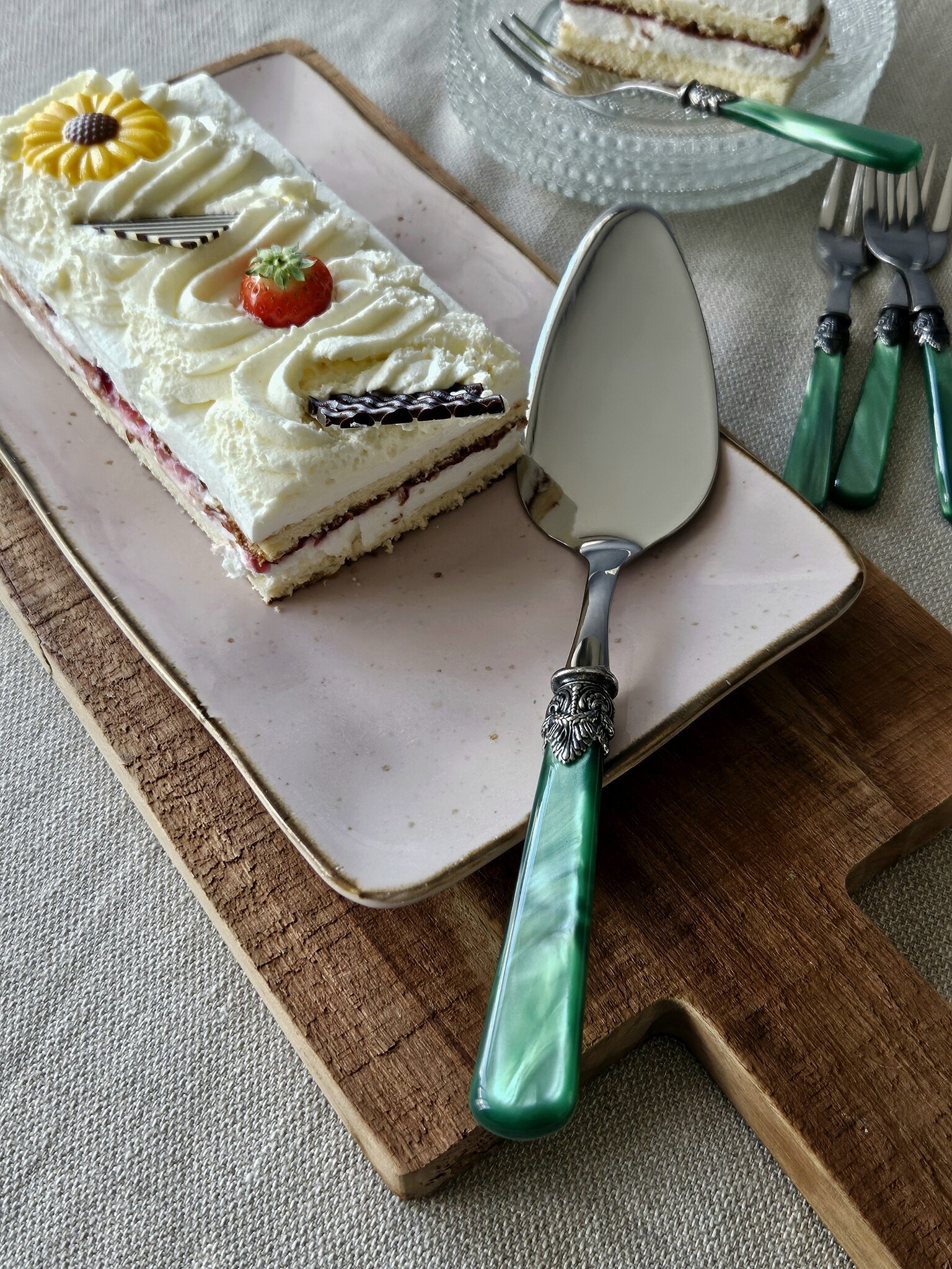 Cake server, Green (mother-of-pearl)