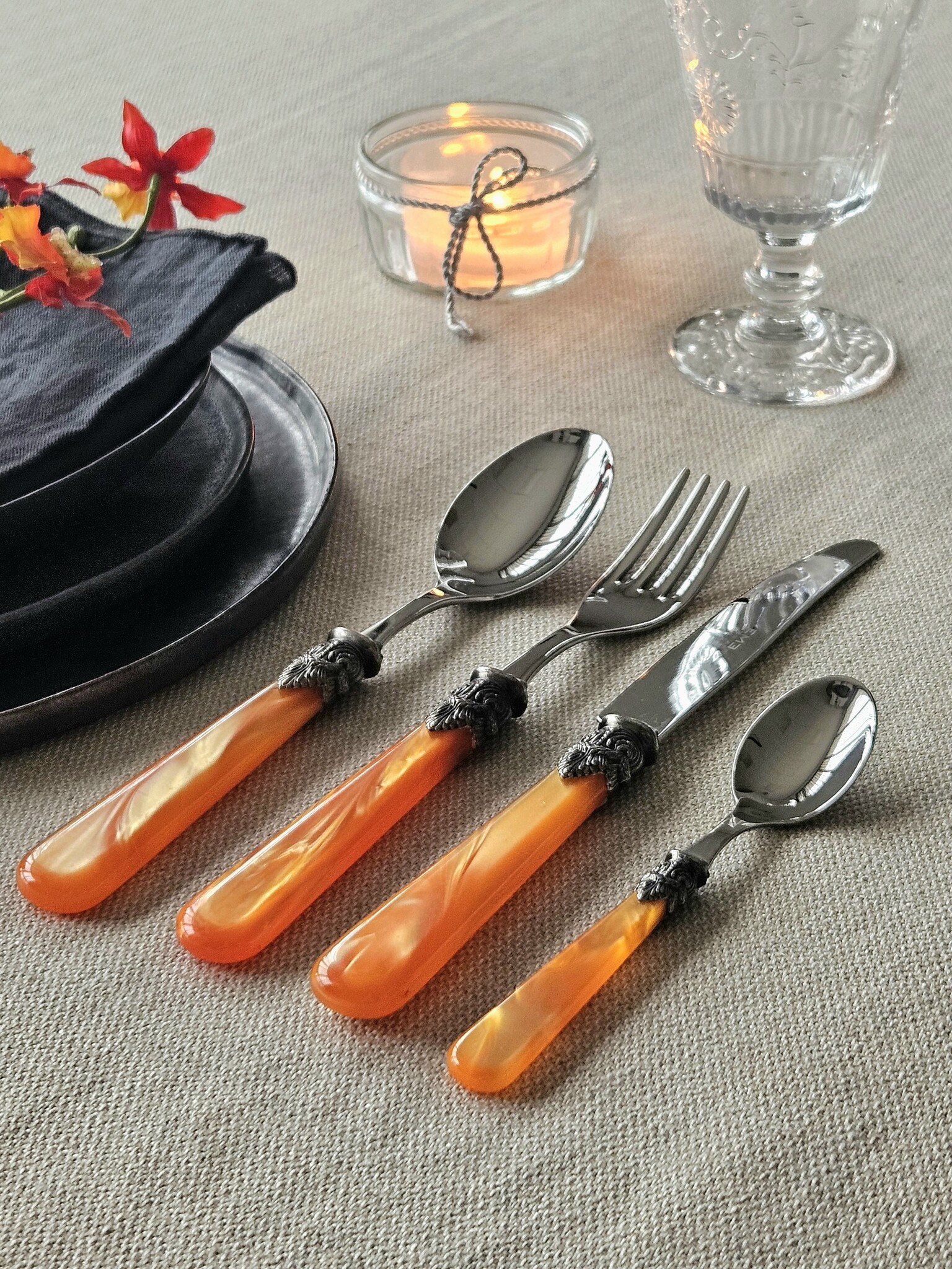 24-teiliges Tafelbesteckset, 6 Personen, Orange (perlmutt),im Besteckkoffer