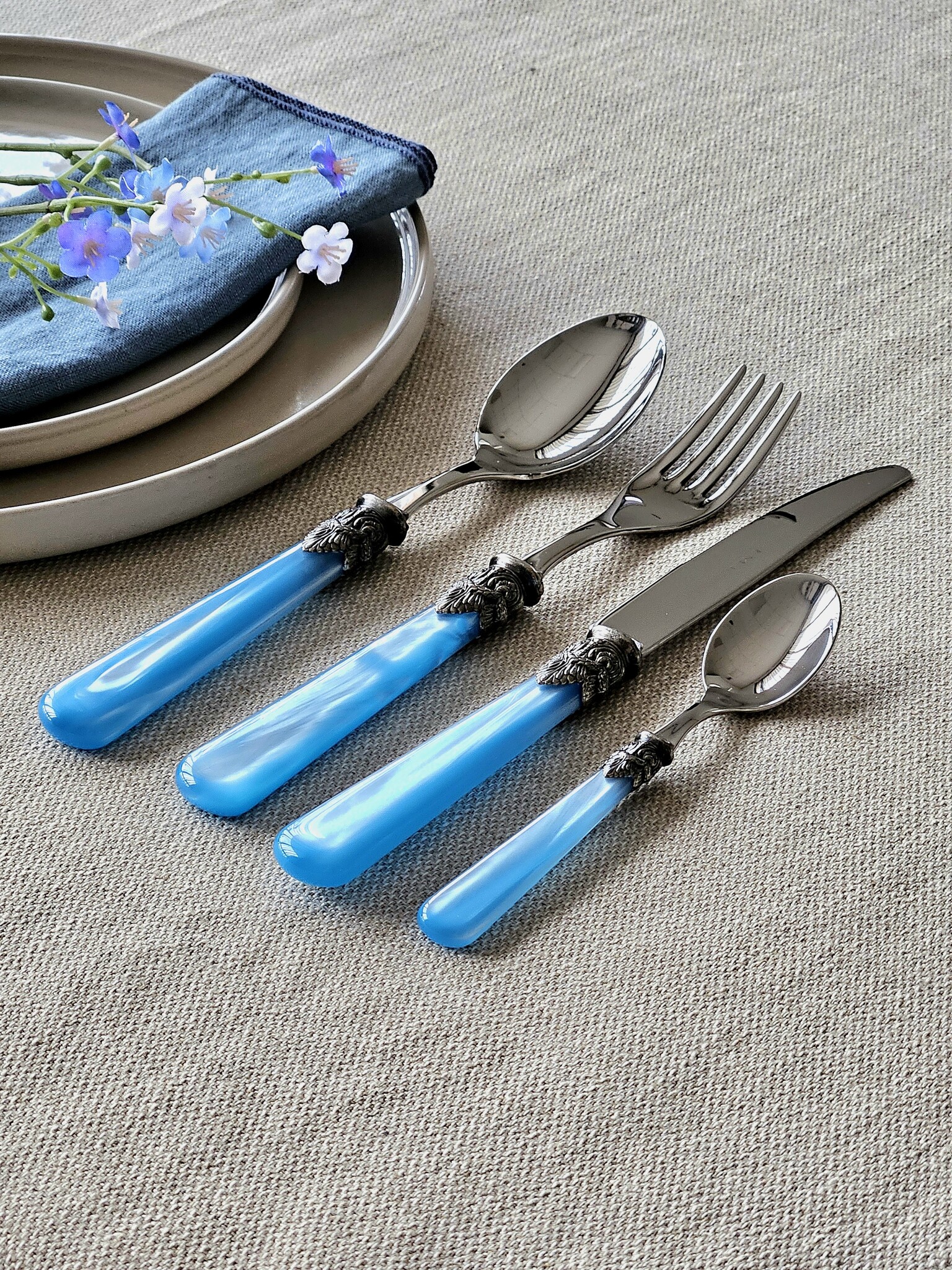 24-teiliges Tafelbesteckset, 6 Personen, Hellblau (perlmutt), im Besteckkoffer