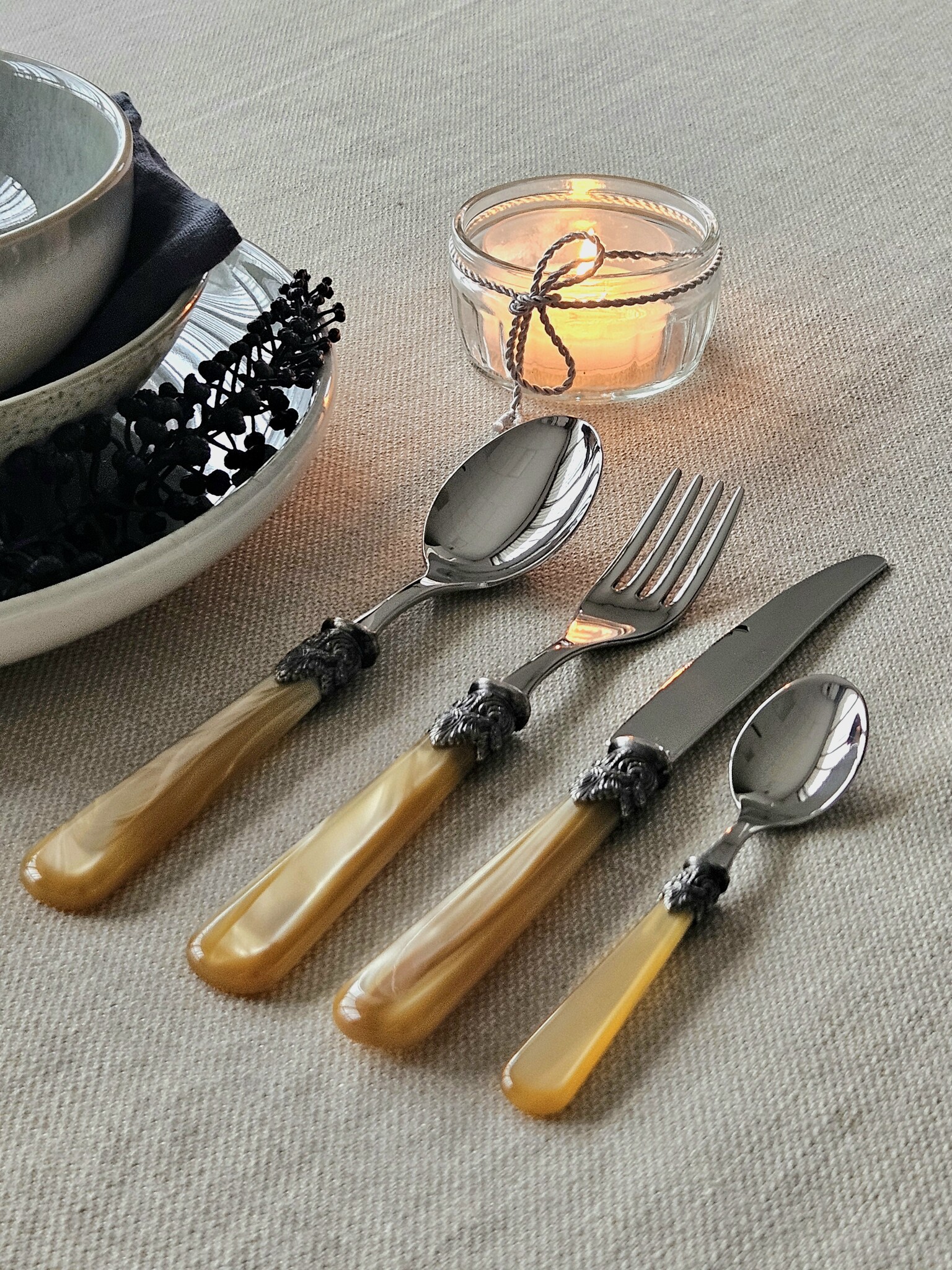 24-teiliges Tafelbesteckset, 6 Personen, Honig (perlmutt), im Besteckkoffer