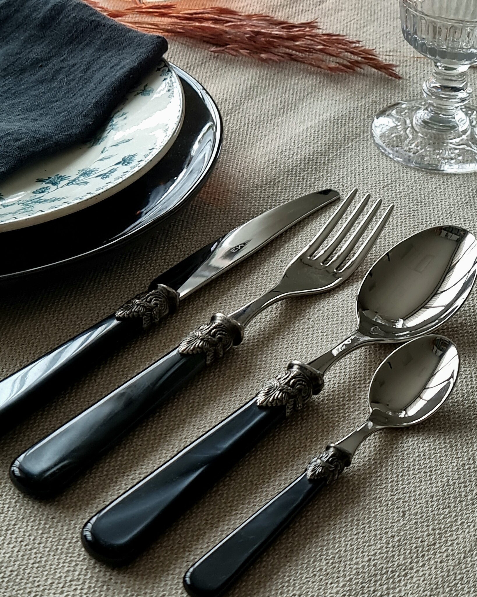 24-teiliges Tafelbesteckset, 6 Personen, Schwarz (perlmutt), im Besteckkoffer