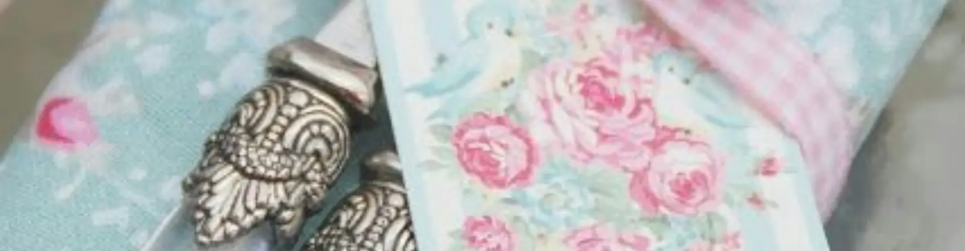 Couverts colorés comme cadeau original pour les fêtes