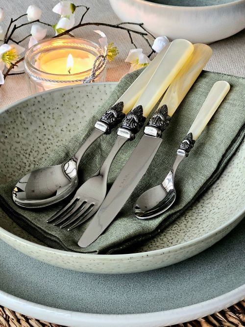 24-teiliges Tafelbesteckset, 6 Personen, Elfenbein (perlmutt), im luxuriösen Holzkoffer