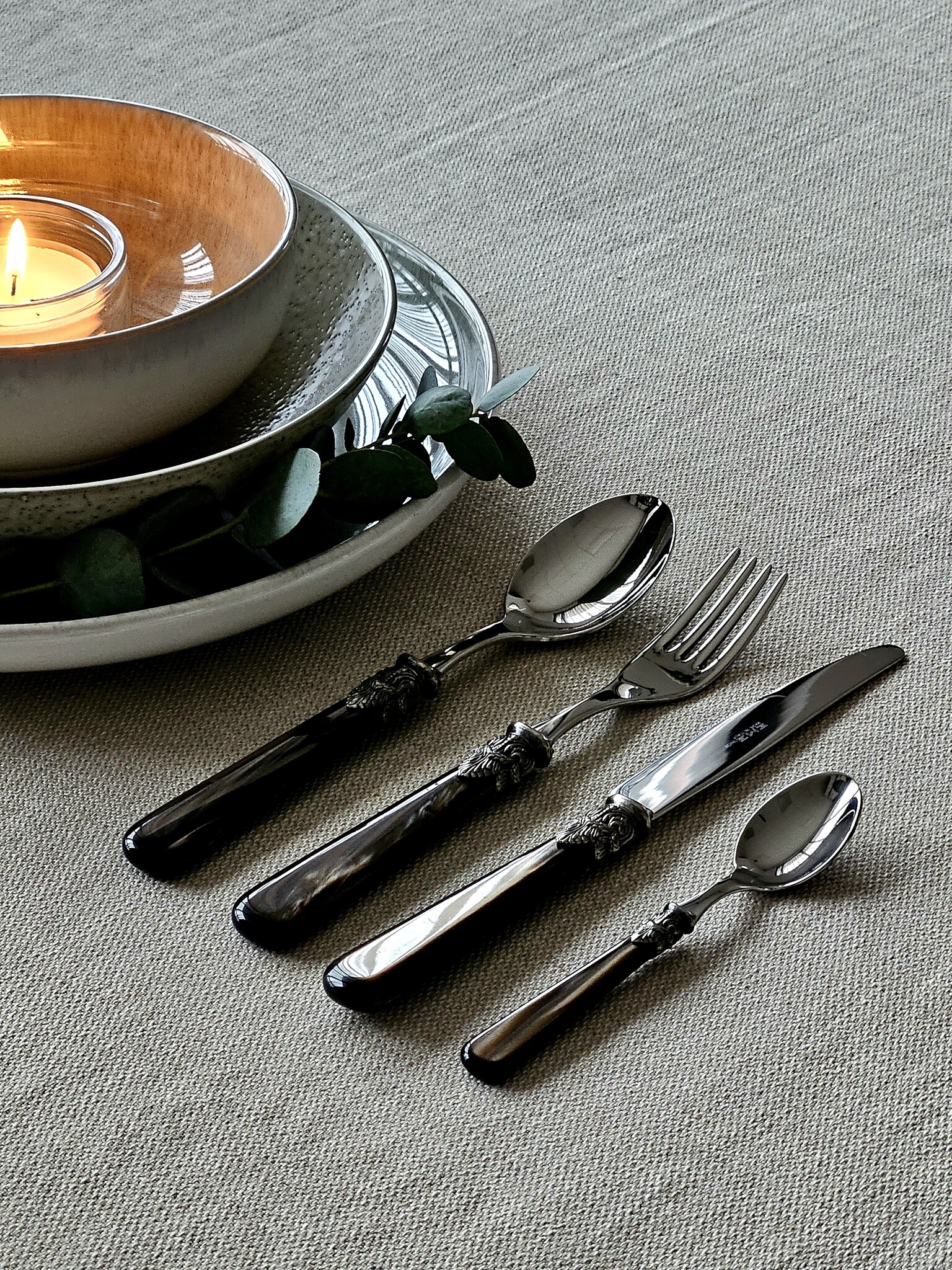 Cutlery Box, Brown (mother-of-pearl sheen), in a luxurious wooden cutlery case