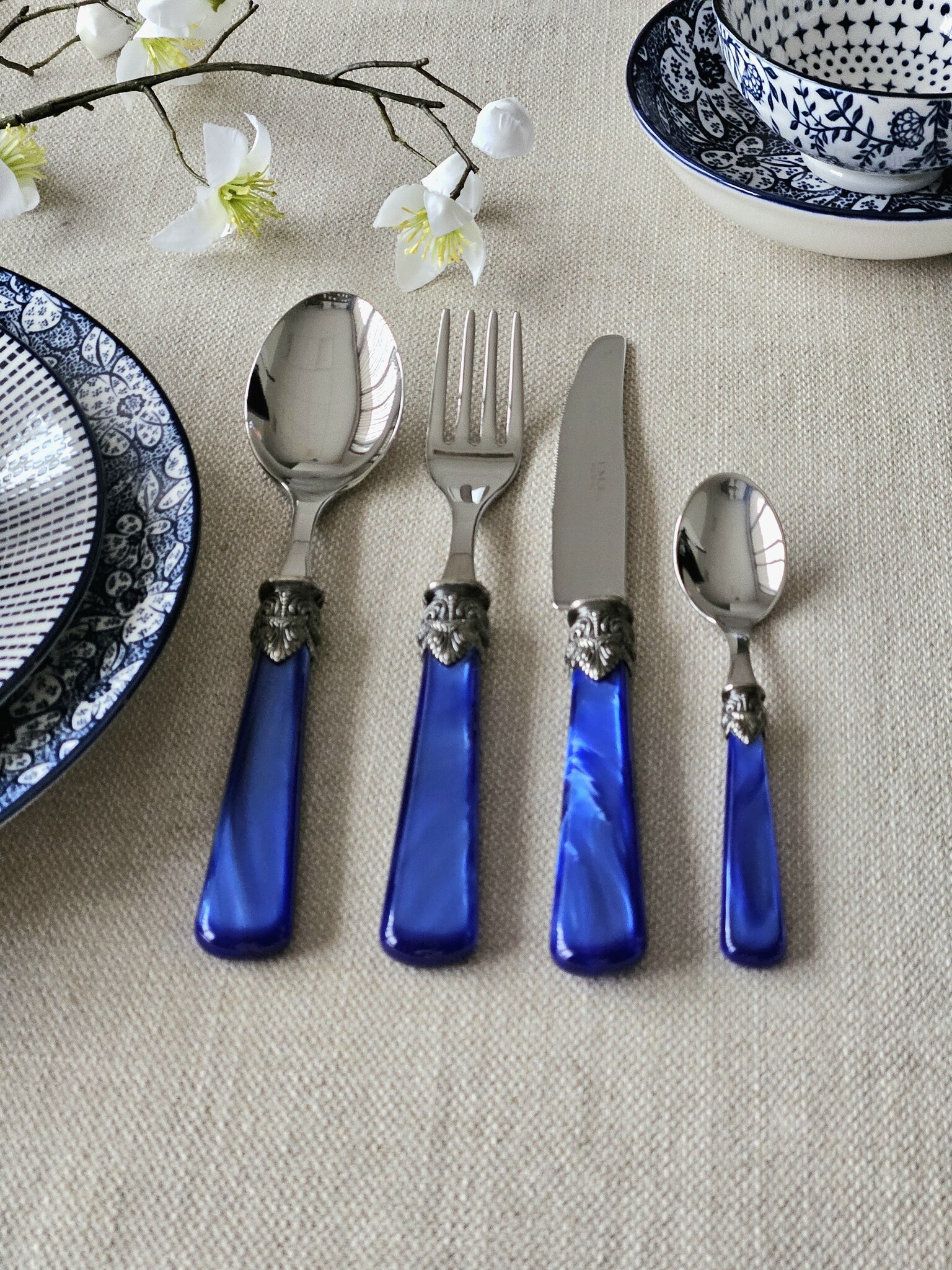 Cutlery Box, Blue (mother-of-pearl sheen), in a luxurious wooden cutlery case
