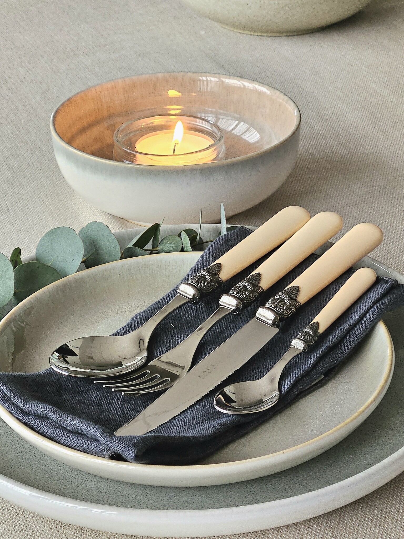 Cutlery Box, Ivory (plain), in a luxurious wooden cutlery case