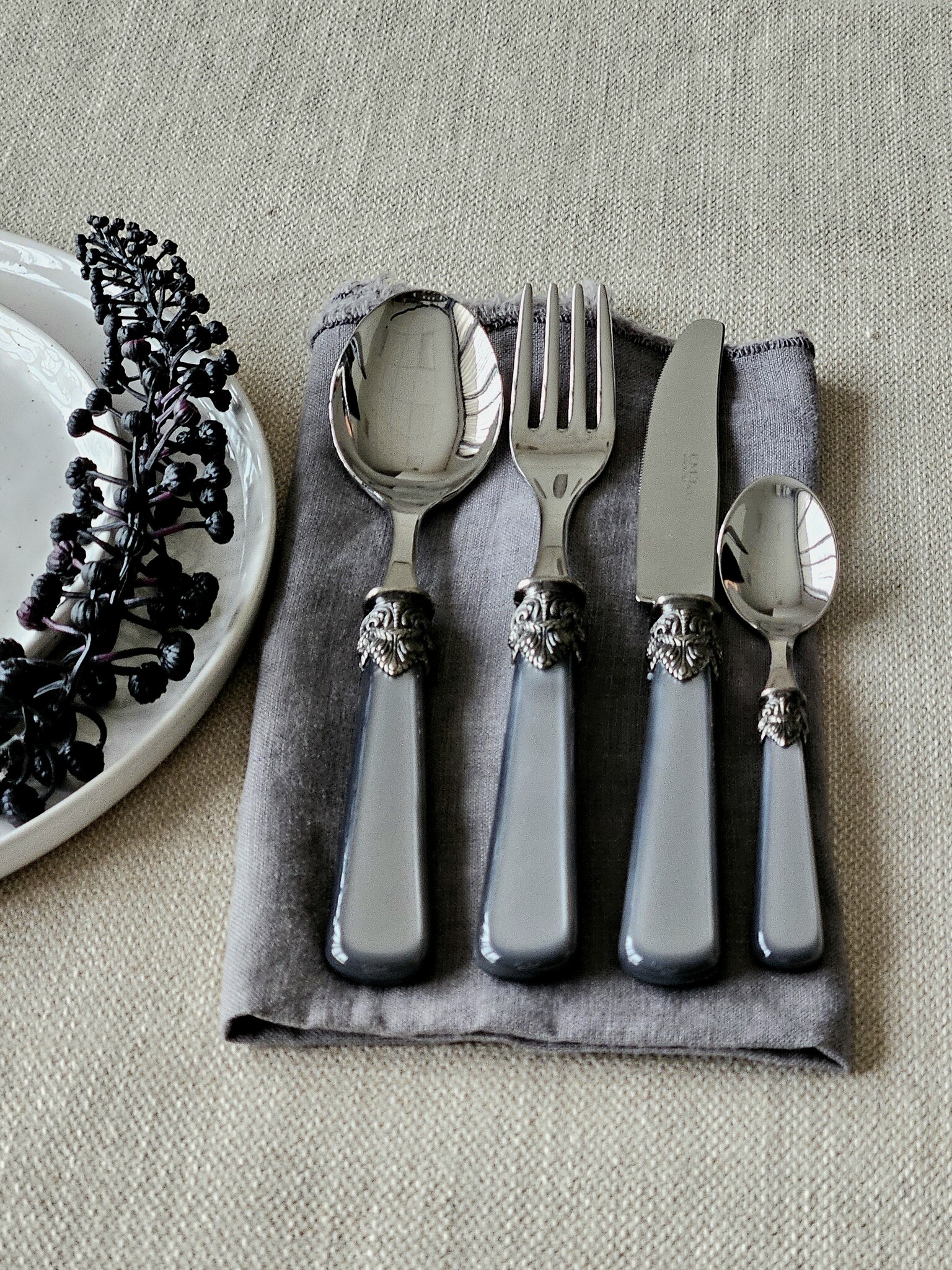 Cutlery Box, Gray (mother-of-pearl sheen), in a luxurious wooden cutlery case