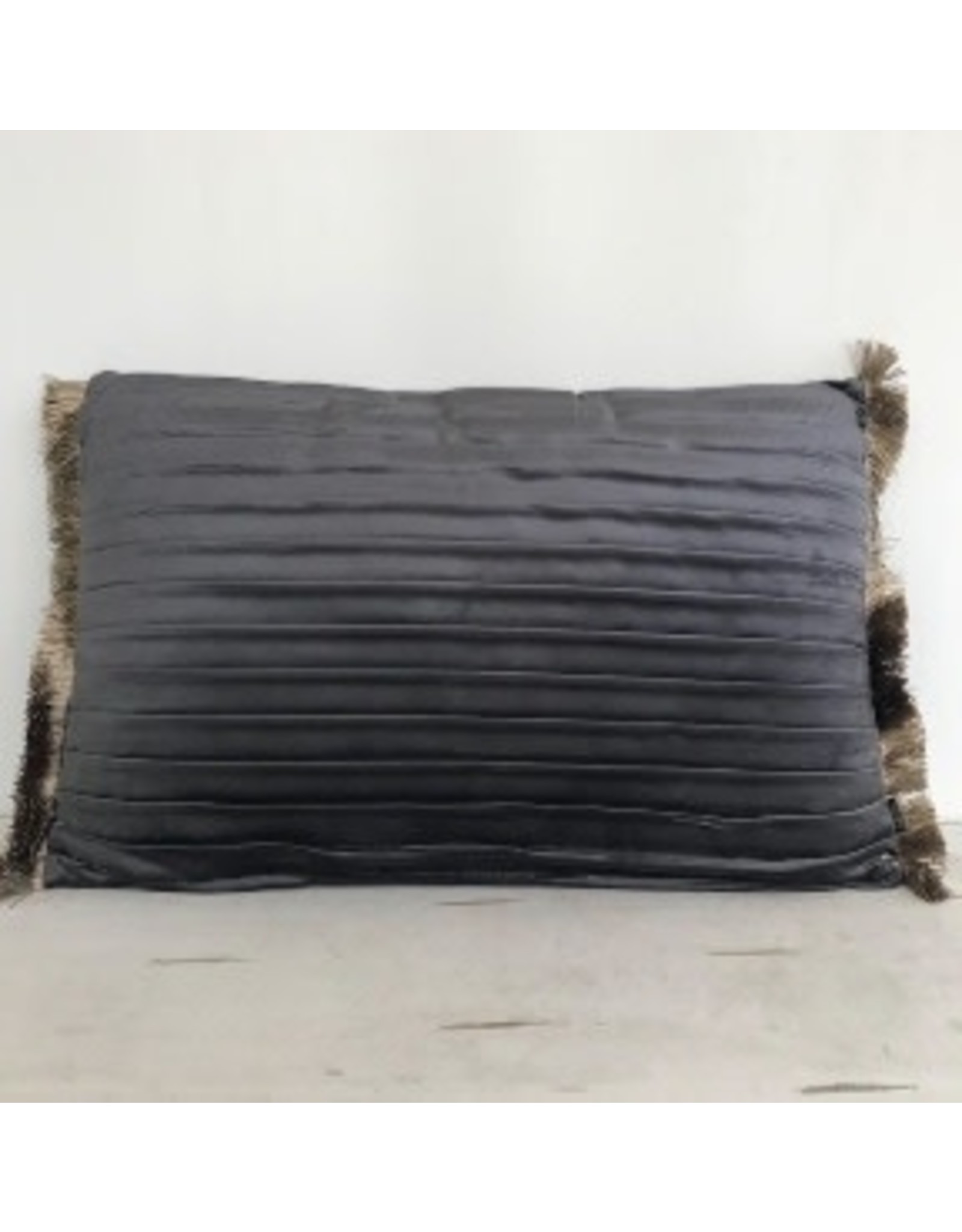Velvet kussen taupe/ grijs 40x60 cm met plooien