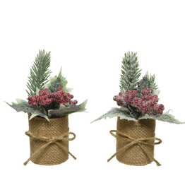 Decoris Decoris Kerststukje met groen en besjes besneeuwd-in jute pot- H15cm per stuk