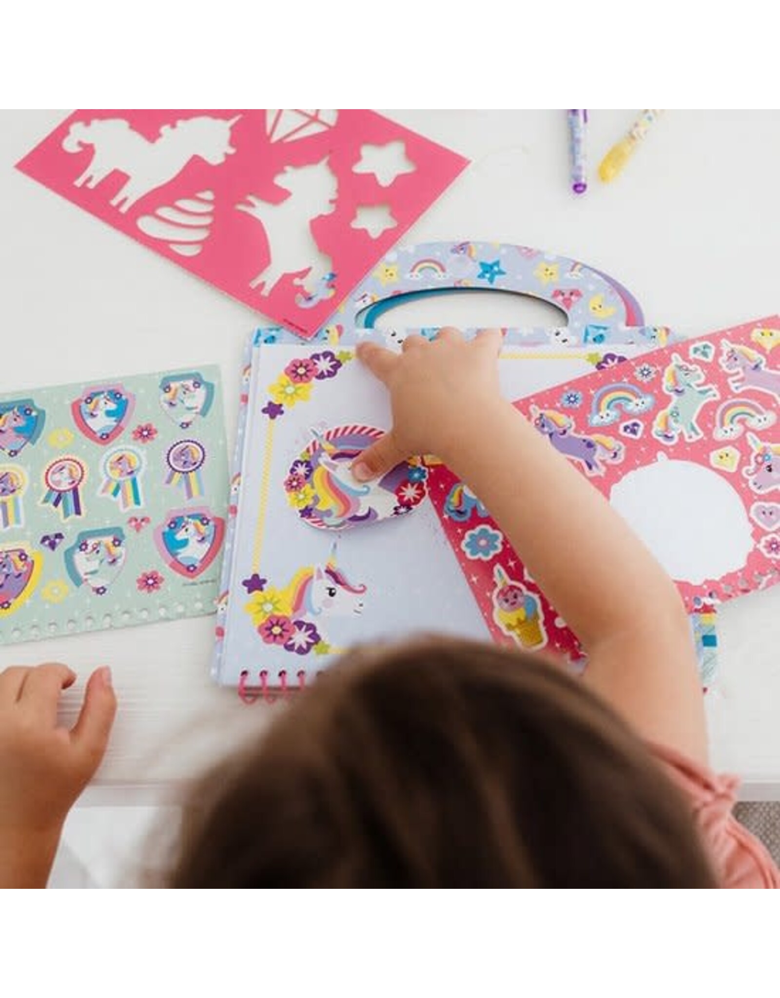 TOTUM Totum Unicorn Designer doeboek, stickerboek, tekenen en schrijven - hard cover vakantieboek 25 delig - incl. stickers en sjablonen