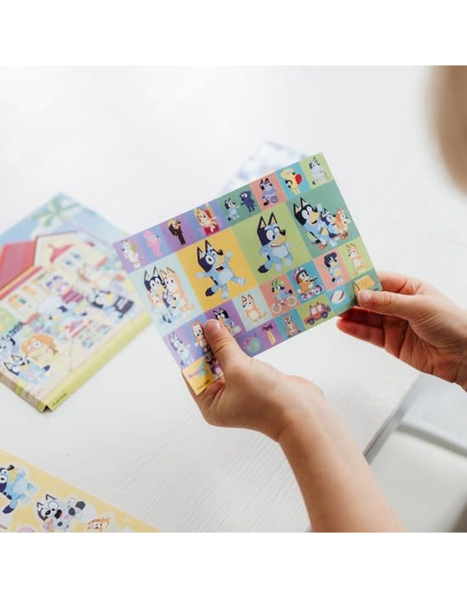 TOTUM Totum Bluey stickers met speelachtergrond