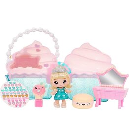 YUMMILAND Yummiland Beauty Bag Playset + Lip Gloss Doll – Cupcake Bag – met exclusieve Callie Birthday Cake, nagellak + nagelstickers, pailletten voor het lichaam, poppenspel, cosmetisch spel, vanaf 4 jaar