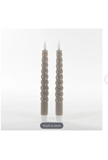 anna`s collection Anna Collection LED swirl dinerkaarsen - 2x st - taupe grijs - 23 cm