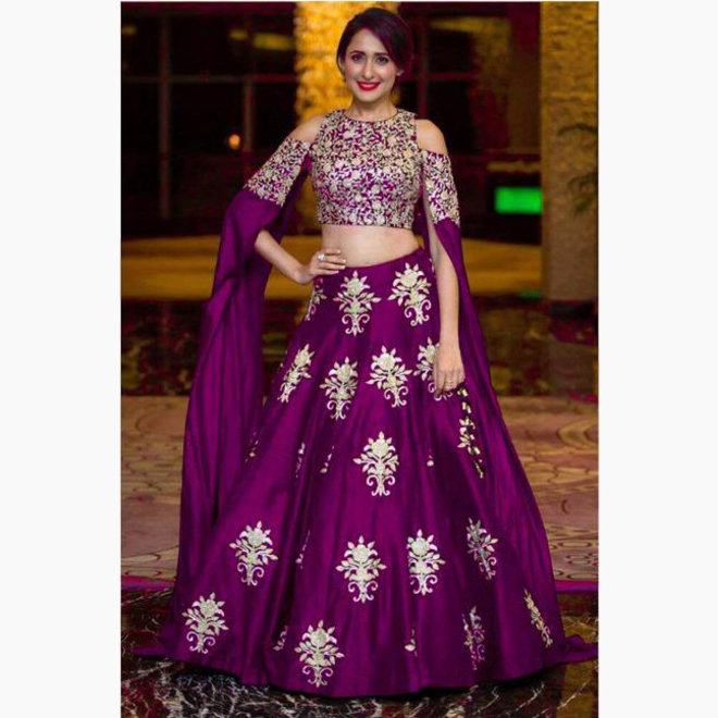 Lehenga Choli in Weinrot, Gold -Stoffpaket - halbgenäht