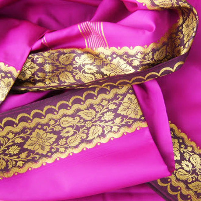 Sari Seidengemisch in Magenta bestickt mit Borte