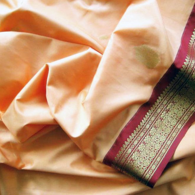 Sari Chennai in Beige und Rot mit Gold