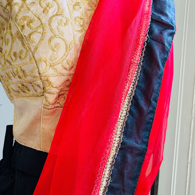 Lehenga Choli in Schwarz und Gold