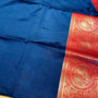 Sari in Blau mit Rot