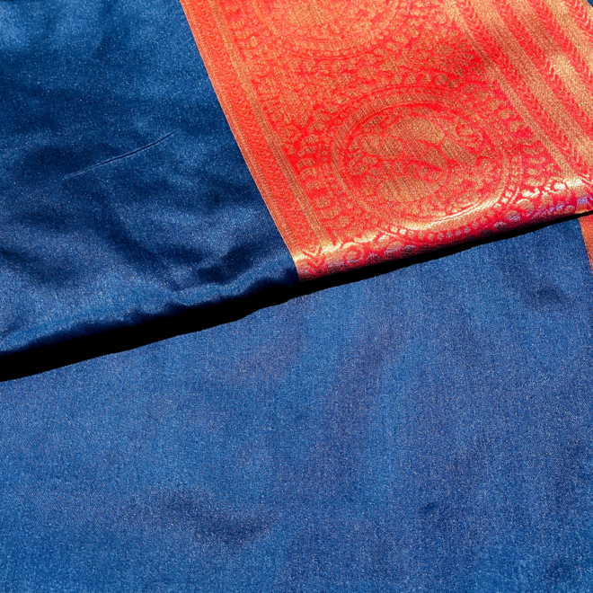 Sari in Blau mit Rot