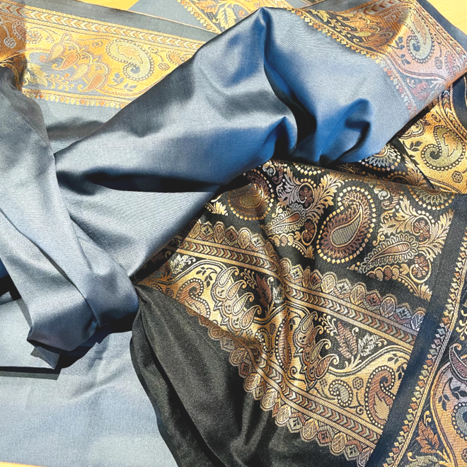 Sari in Grau mit Schwarz