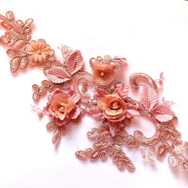 Spitzenapplikation in Alt-Rosa