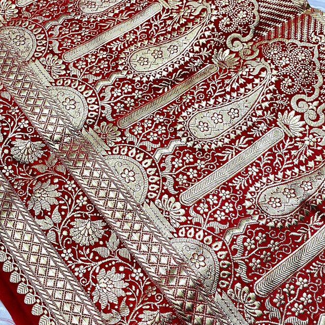 Seidenbrokat – rot/creme mit Goldfäden (2 Stück 85×30 cm)