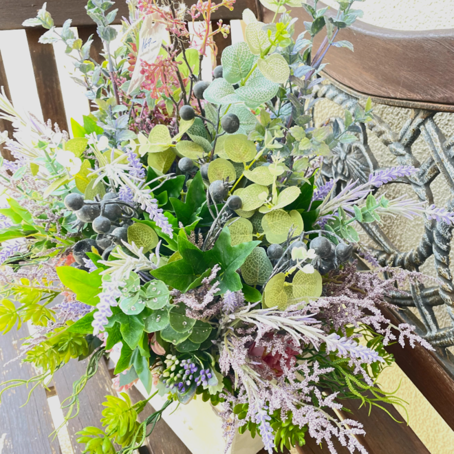 „Provence Abend“ – Kunstblumen-Bouquet mit Lavendel in Lila und Blau, arrangiert in einer Vintage-Schublade, ca. 65 × 46 × 60 cm