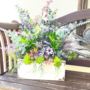 „Provence Abend“ – Kunstblumen-Bouquet mit Lavendel in Lila und Blau, arrangiert in einer Vintage-Schublade, ca. 65 × 46 × 60 cm