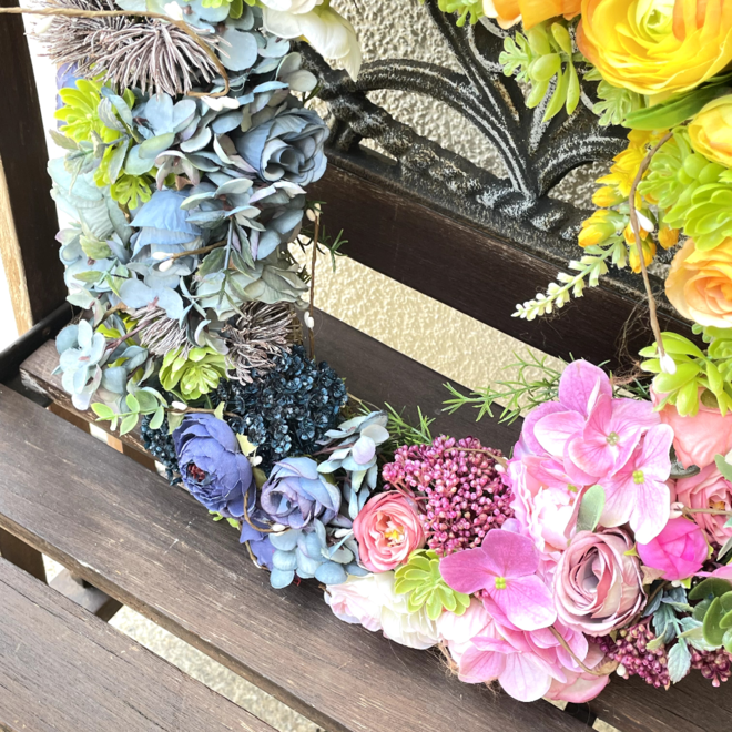 „Frühlingsgruss“ – Türkranz mit buntem Blumenmix in frischen Frühlingsfarben, Ø ca. 43 cm