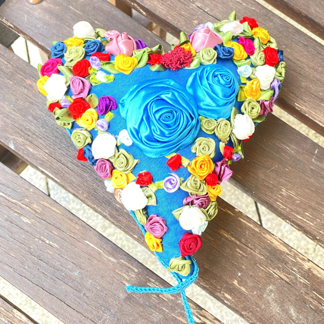 „Herzpoesie“ – Handgefertigtes Herz-Bouquet aus Spitze, Seide & Brokat, mit Rosen in Türkis, 23 × 20 cm