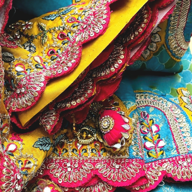 Exklusiver Lehenga Sari in Gelb & Türkis – aufwendig bestickt, mit angenähtem Blusenstoff & handgenähten Latkans