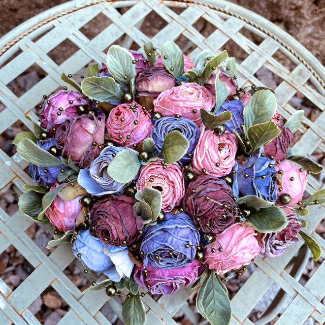 Stille Harmonie – Trockenblumenarrangement in Rosa, Altrosa & Blautönen im Bilderrahmen