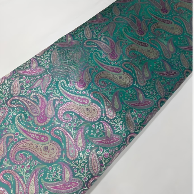 Jacquard-Brokatstoff in Grün mit feinem Rosé – Edle Meterware, 110 cm breit