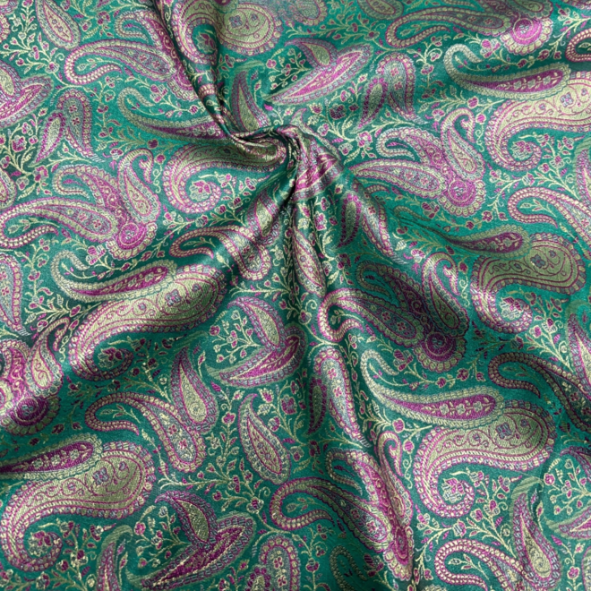 Jacquard-Brokatstoff in Grün mit feinem Rosé – Edle Meterware, 110 cm breit