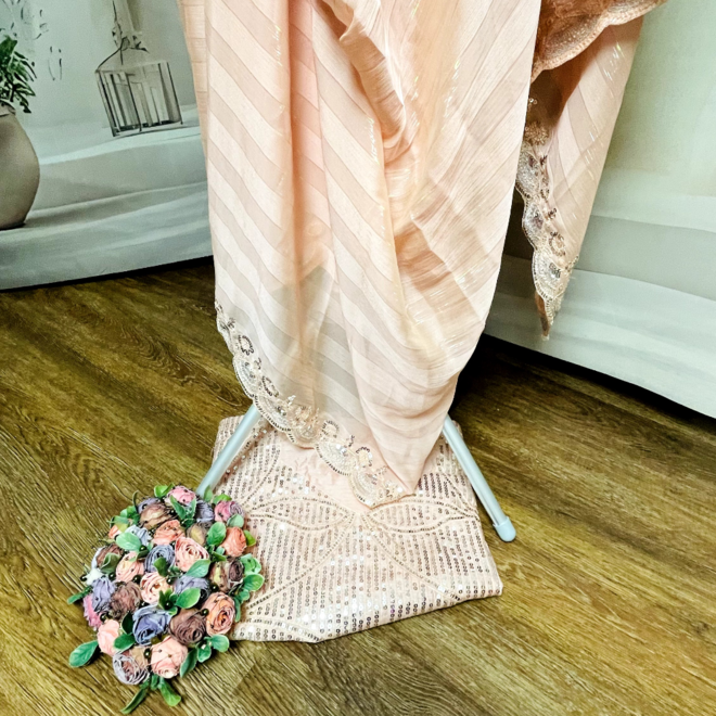 Exklusiver Sari aus hellrosa Georgette – leicht fliessend, fein bestickte Borte & inkl. Blusenstoff