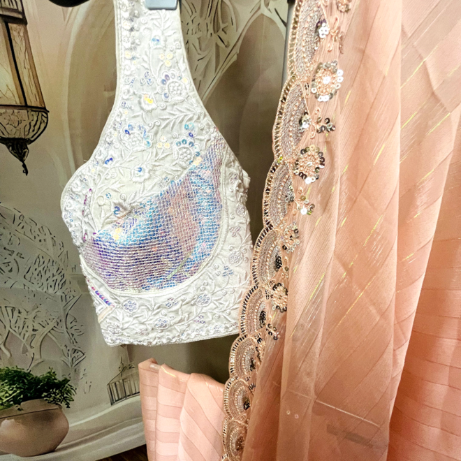 Exklusiver Sari aus hellrosa Georgette – leicht fliessend, fein bestickte Borte & inkl. Blusenstoff