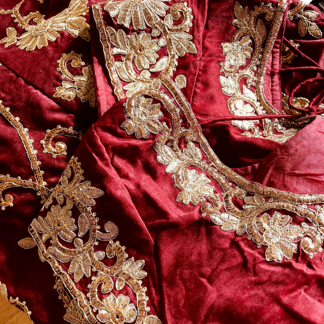 Lehenga Choli Grösse 36 – Baumwolle-Samt-Mix in Rot & Gold mit floraler Stickerei, Choli, Rock & Dupatta – Einzelstück aus Indien