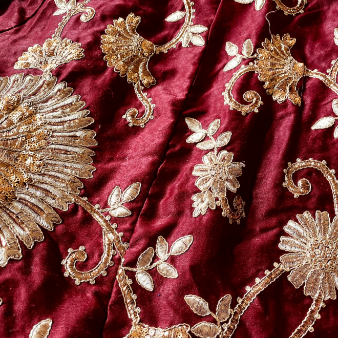 Lehenga Choli Grösse 36 – Baumwolle-Samt-Mix in Rot & Gold mit floraler Stickerei, Choli, Rock & Dupatta – Einzelstück aus Indien