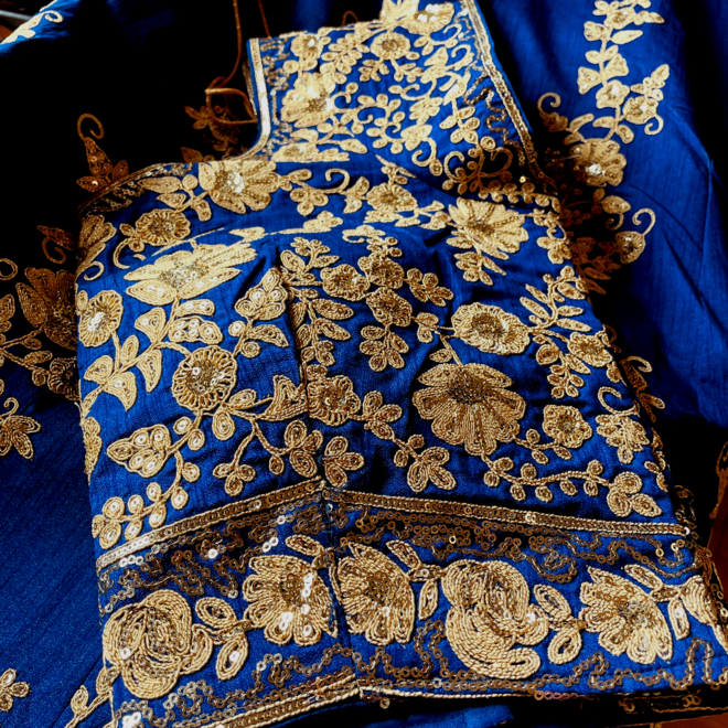 Lehenga Choli in Blau & Gold Gr.  36 – Edles Einzelstück aus Rohseide-Mix mit Stickerei, Choli, Rock & Dupatta – Tragfertig genäht, indische Handarbeit