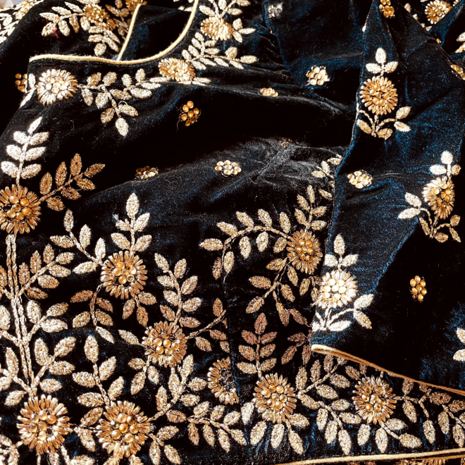 Elegantes Lehenga Choli in Dunkelblau & Gold – Grösse 38, mit prachtvoller Stickerei und Dupatta