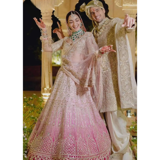 Lehenga Choli Set in traditionellem Design – bestickter Rock, Bluse & Dupatta für festliche Anlässe